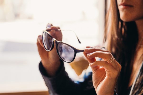 woman-trying-on-sunglasses Γυαλιά Ηλίου 007
