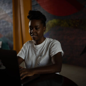 woman-types-on-a-black-laptop-in-white-shirt Πουκάμισο Μαύρο 005