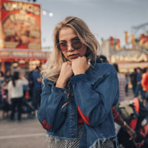 woman-warms-up-in-jean-jacket Μπουφάν 012
