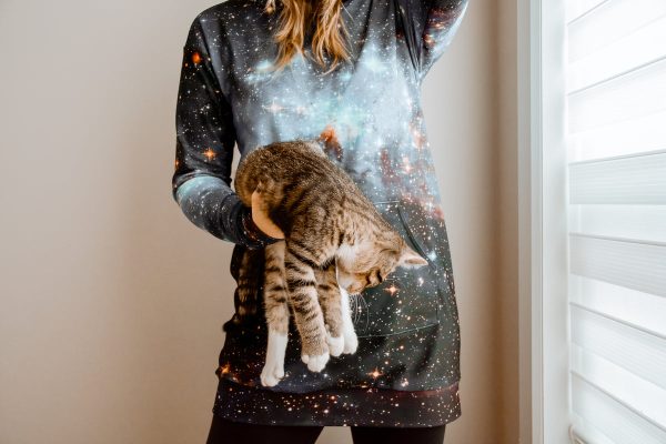 woman-wearing-hoodie-holds-cat-in-one-hand Φούτερ με Κουκούλα 003