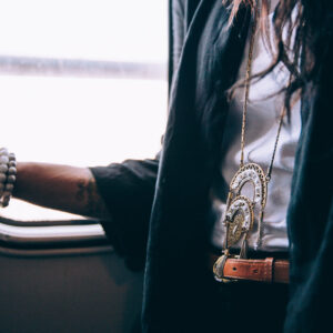 woman-wearing-necklace-on-train Κολιέ 009