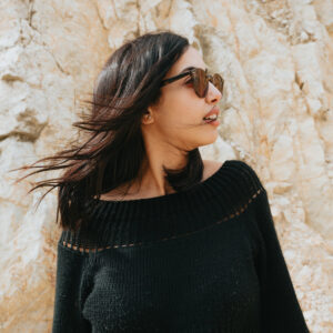 woman-wearing-sunglasses-stands-in-front-of-a-rocky-surface Γυαλιά Ηλίου 051