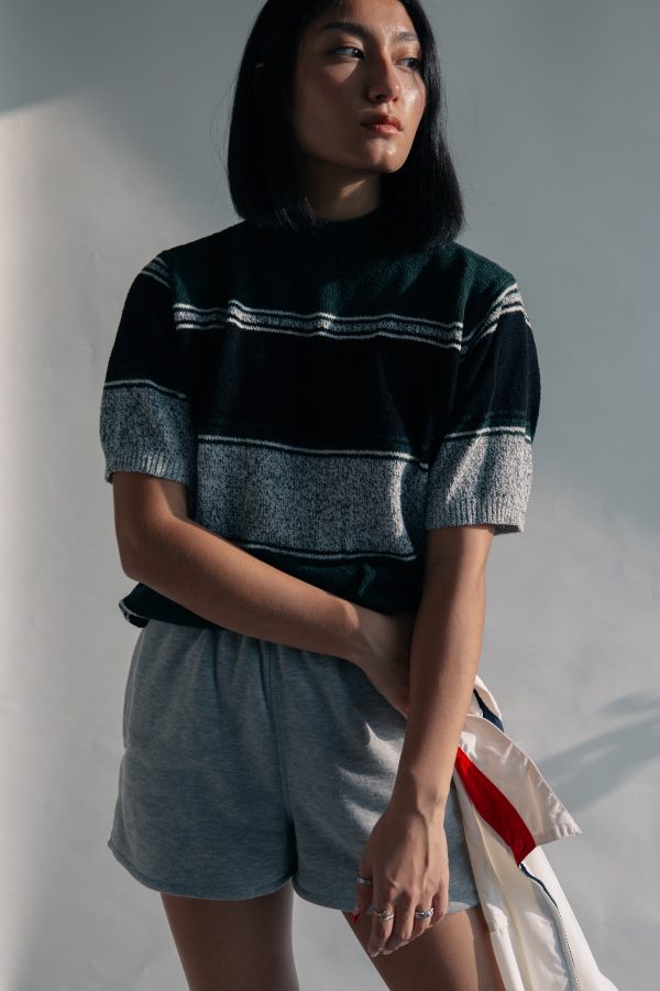 woman-wearing-sweater-and-shorts Πουλόβερ 011