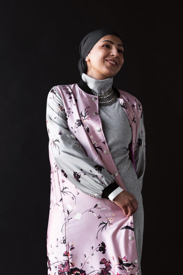 woman-wears-pink-satin-coat Παλτό Ροζ