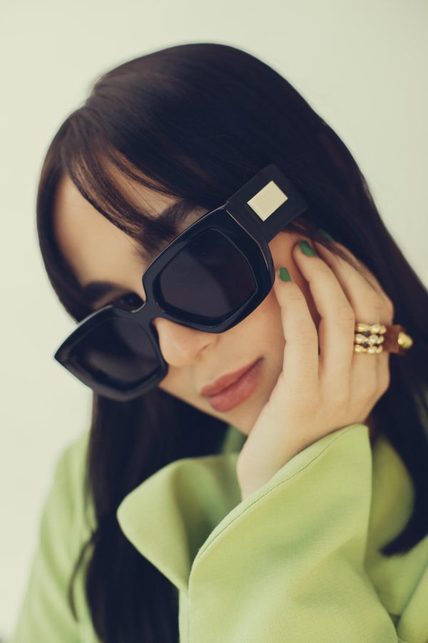woman-with-bold-sunglasses-poses-for-the-camera Γυαλιά Ηλίου 042