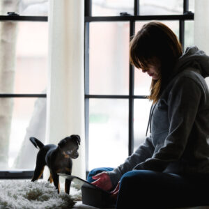 woman-works-while-dog-watches Ρολόγια 017