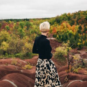 womens-fall-fashion-skirt-in-autumn-landscape Φούστα Γυναικείο