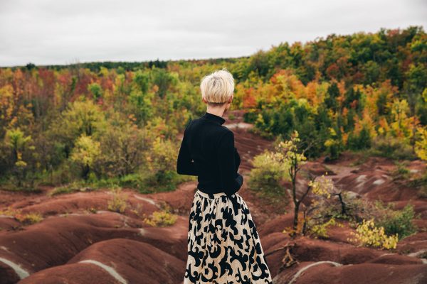 womens-fall-fashion-skirt-in-autumn-landscape Φούστα Γυναικείο