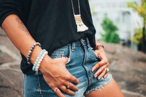 womens-fashion-woman-denim-shorts-holding-pockets Σορτς Γυναικείο