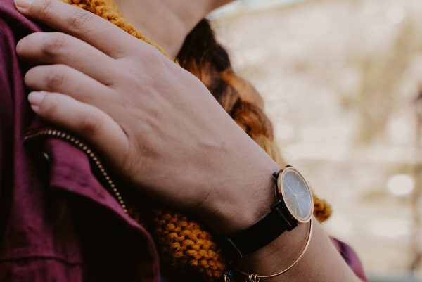 womens-watch-on-wrist Ρολόι Γυναικείο 002