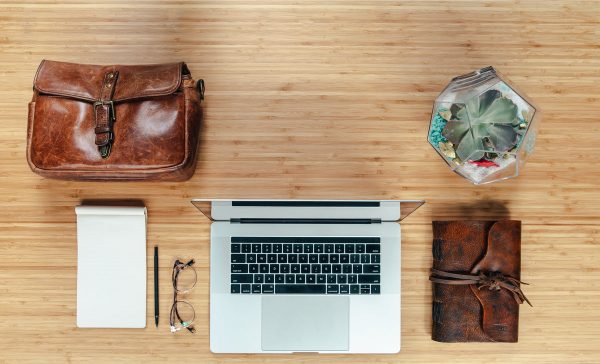 workspace-flatlay-with-leather-bag-and-notebook Τσάντα 004