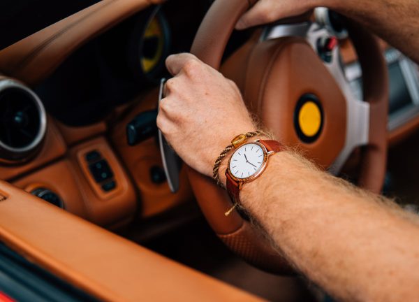 wrist-watch-on-driving-arm Ρολόι 012