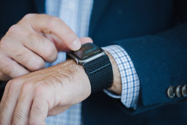 wrists-of-a-person-in-a-blue-suit-with-a-smart-watch Κοστούμι Μπλε