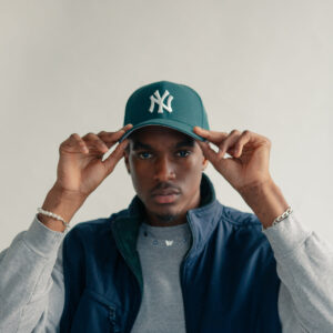 young-man-adjusts-his-baseball-cap Καπέλο Jockey 017