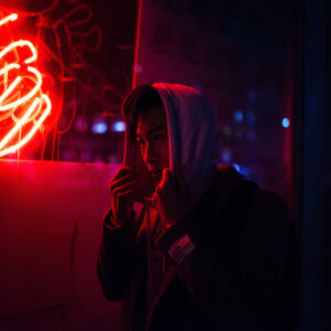 young-man-on-hooded-sweater Πουλόβερ 004