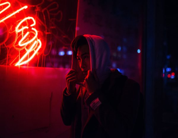 young-man-on-hooded-sweater Πουλόβερ 004
