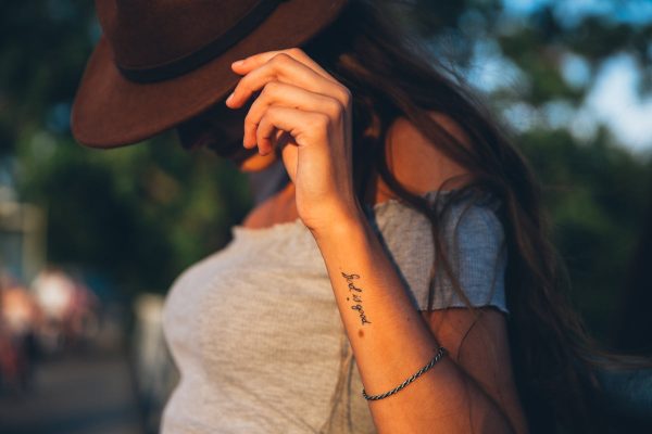 young-woman-in-hat Καπέλο 006