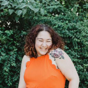 young-woman-in-orange-shirt-with-pomegranate-tattoo Πουκάμισο Πορτοκαλί