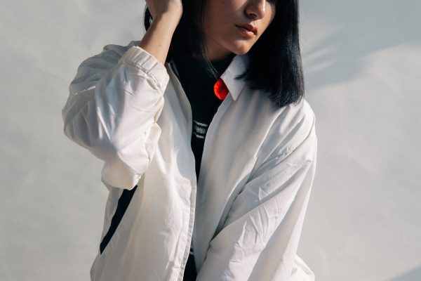 young-woman-posing-in-white-jacket Μπουφάν Λευκό